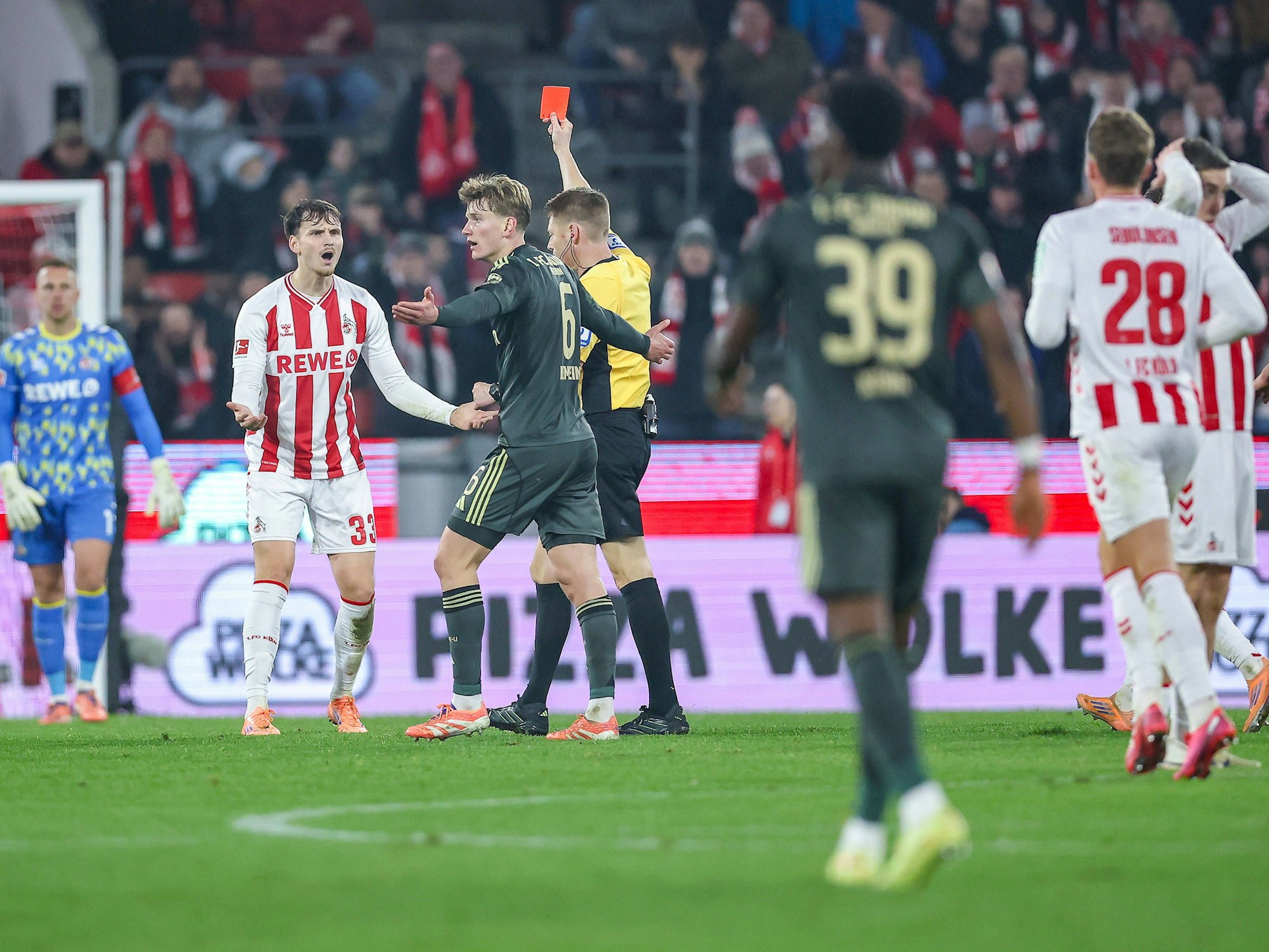 Rav van den Berg sieht gegen Union die Rote Karte.