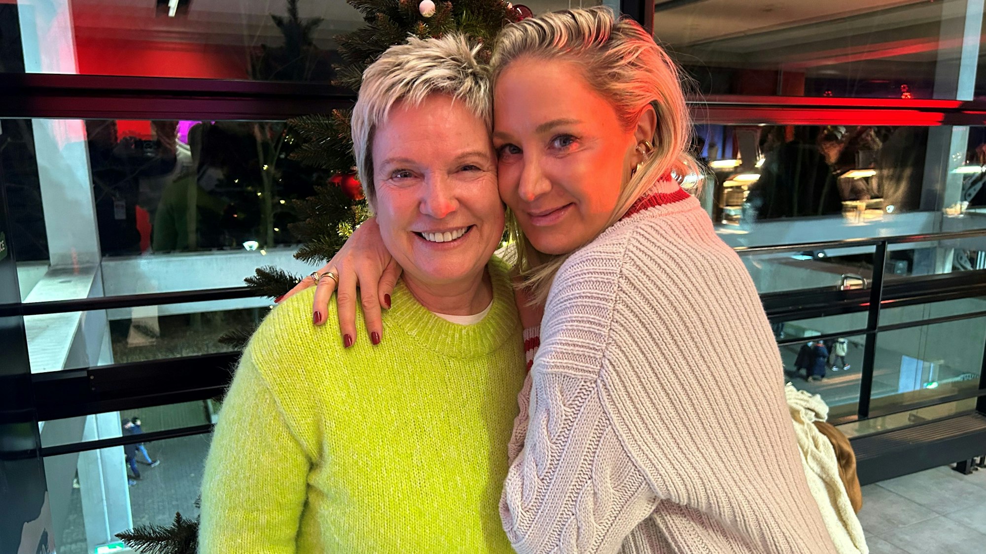 Janine Kunze umarmt Biggi Lechtermann.