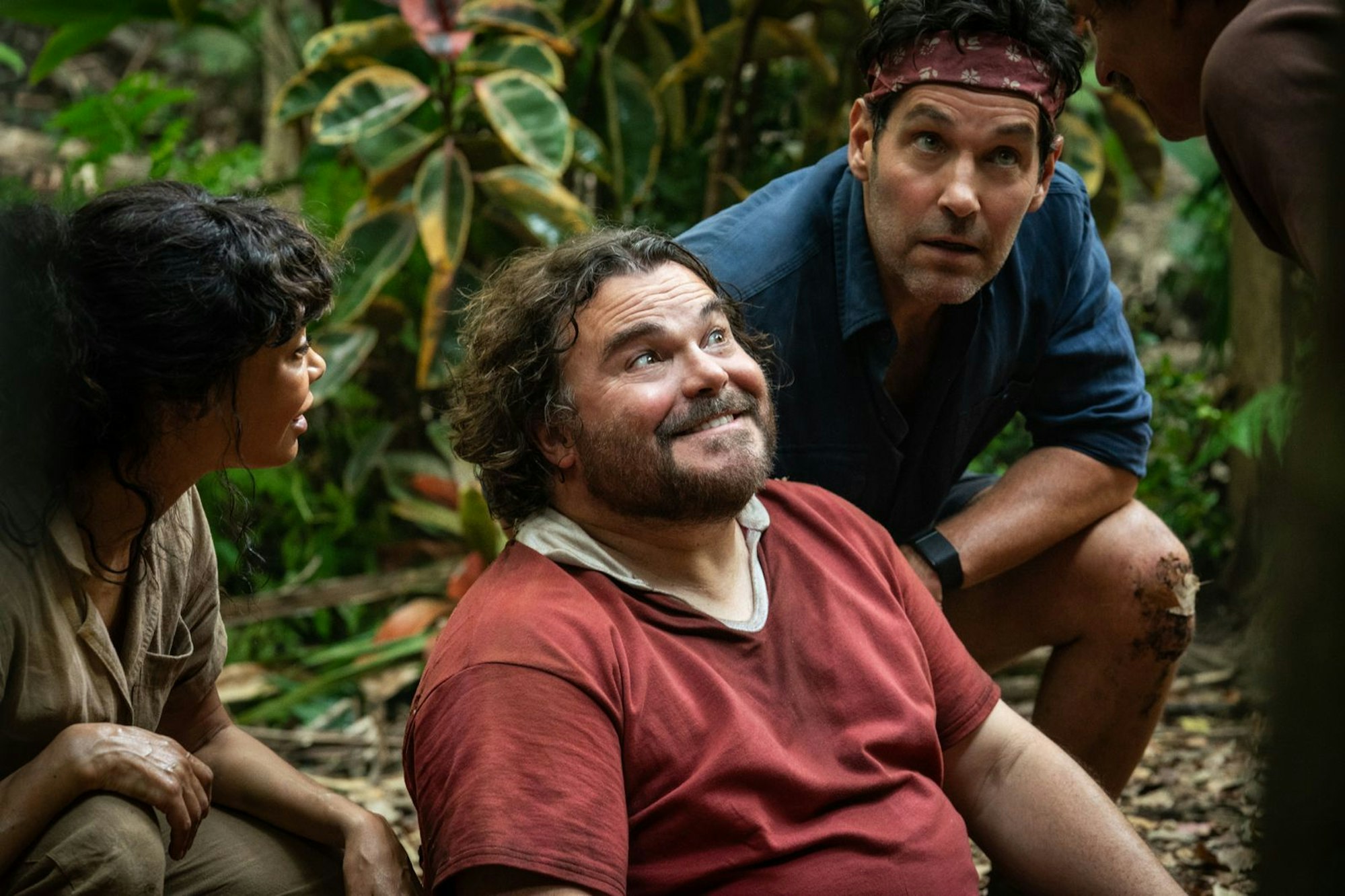 Im Amazonasdschungel wollen Doug (Jack Black, Mitte links) und Griff (Paul Rudd, Mitte rechts) ihren absoluten Lieblingsfilm „Anaconda“ nachdrehen. Mit dabei ist auch ihre Freundin Claire (Thandiwe Newton, links). (Bild: 2025 CTMG/Sony Pictures Entertainment/Matt Grace)