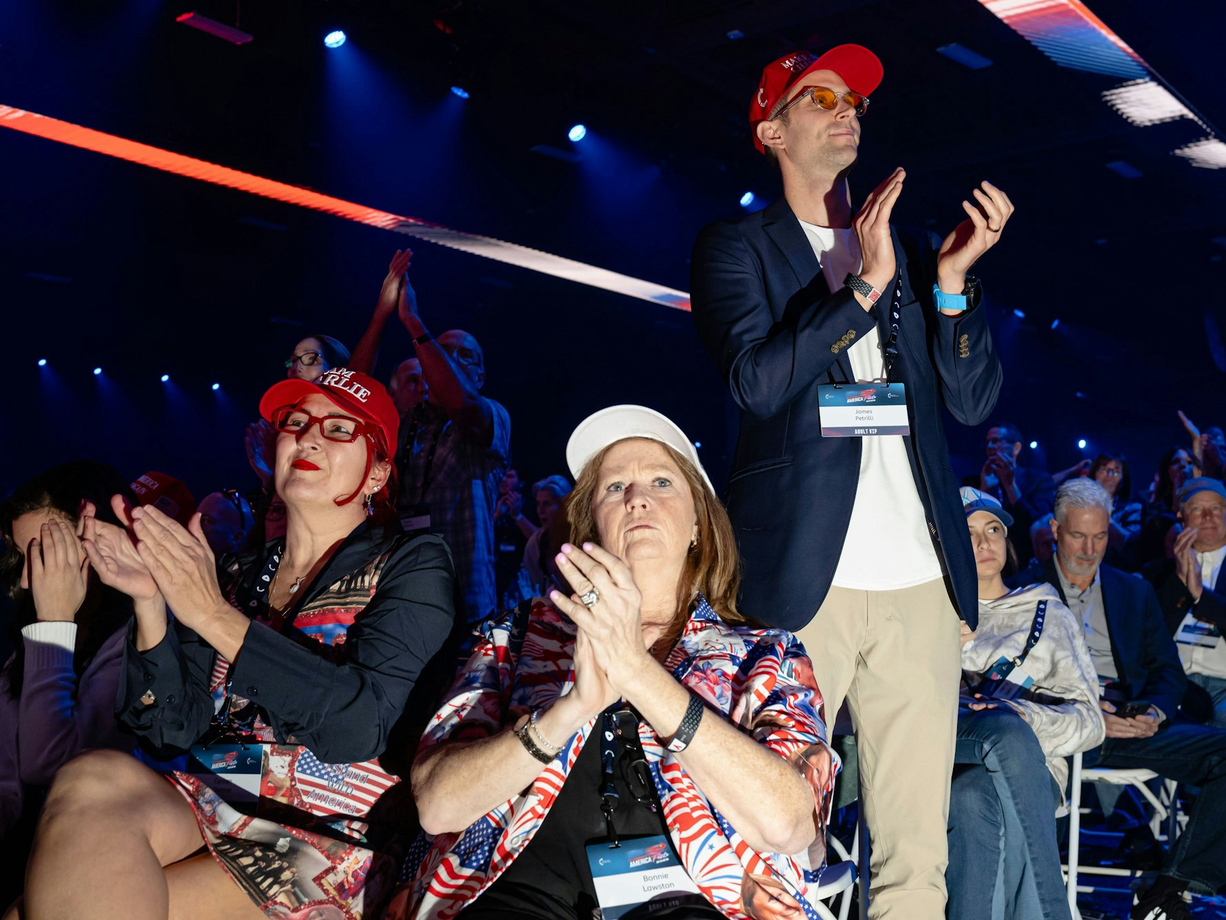 Teilnehmer applaudieren während des AmericaFest 2025 von Turning Point USA. Die Gründung von „Wendepunkt Deutschland – Plattform für den politischen Meinungsaustausch“ orientiert sich an der US-Organisation des rechten Aktivisten Charlie Kirk.