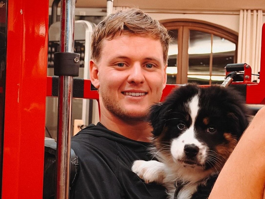 Mick Schumacher auf einem Foto mit Hündchen Indie.