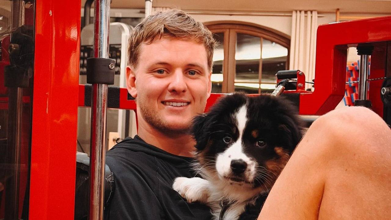 Mick Schumacher auf einem Foto mit Hündchen Indie.