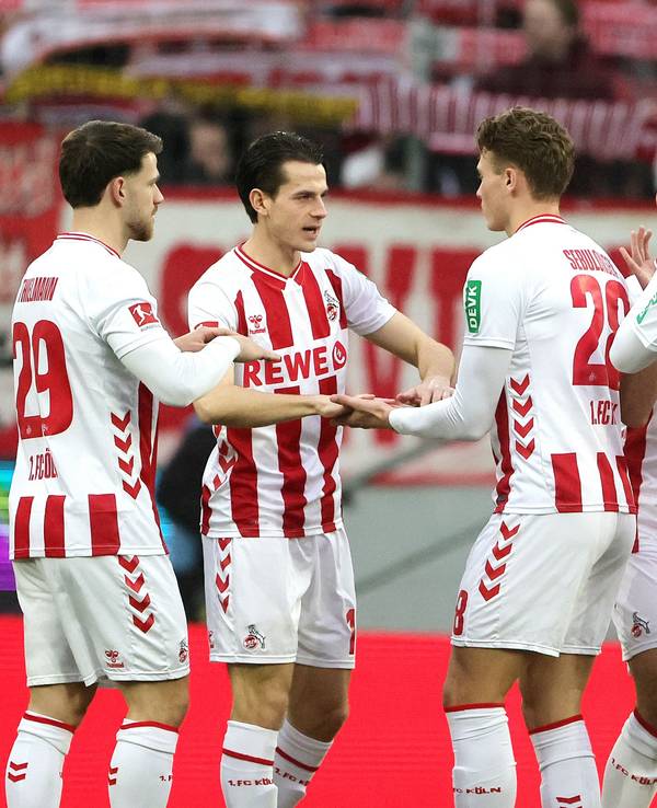 Die Spieler des 1. FC Köln klatschen sich vor Union ab.