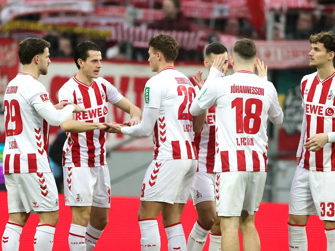 Die Spieler des 1. FC Köln klatschen sich vor Union ab.