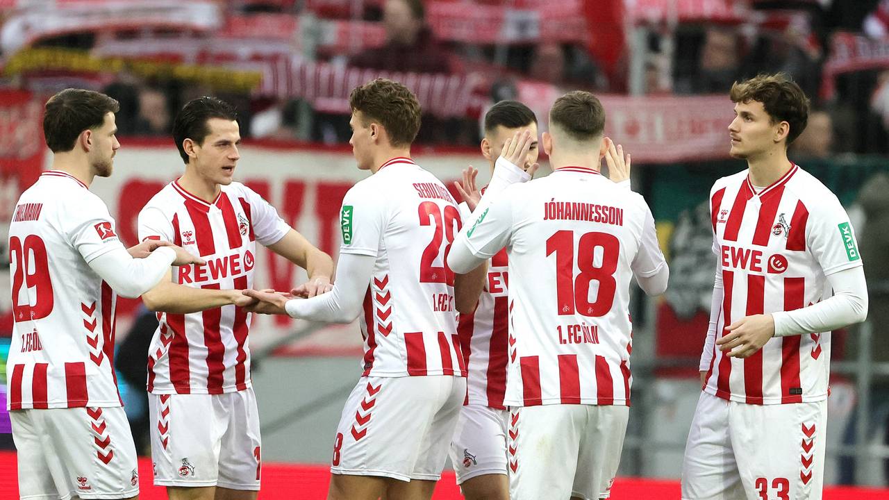 Die Spieler des 1. FC Köln klatschen sich vor Union ab.