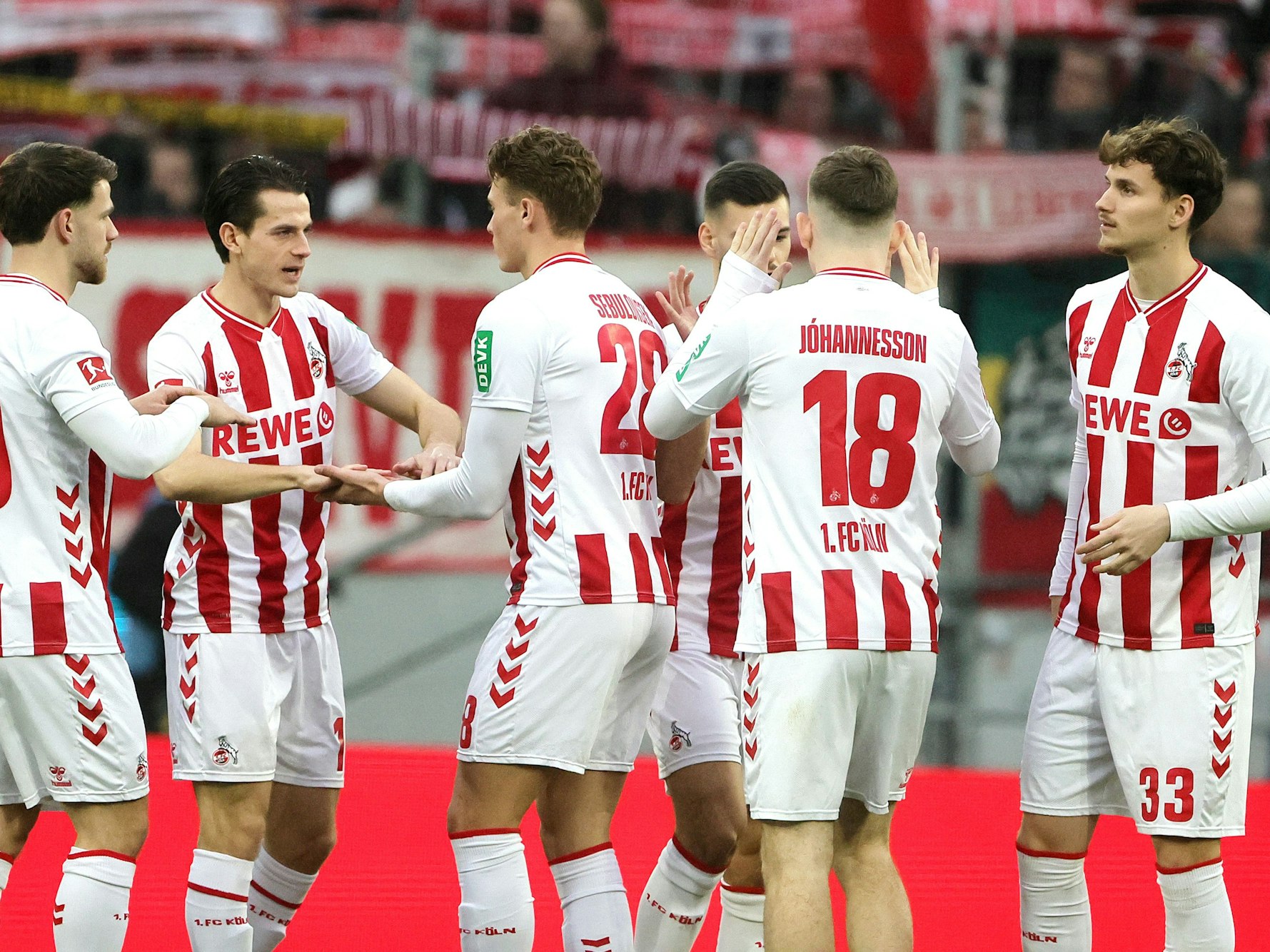 Die Spieler des 1. FC Köln klatschen sich vor Union ab.