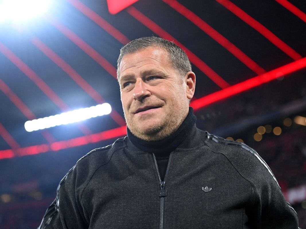 Max Eberl steht in der Allianz-Arena bei einem Spiel des FC Bayern München.