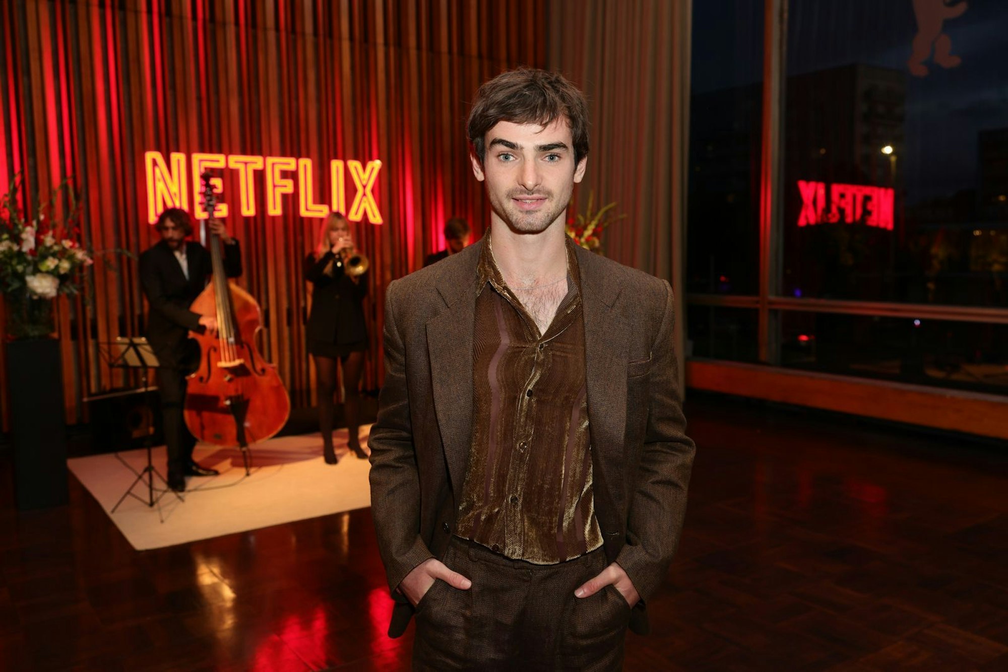 Schauspieler Aaron Hilmer begeistert sich für Geschichten aus dem wilden Westen. In der neuen ARD-Serie verkörpert der 26-Jährige Richard Pape. (Bild: 2022 Getty Images/Andreas Rentz)