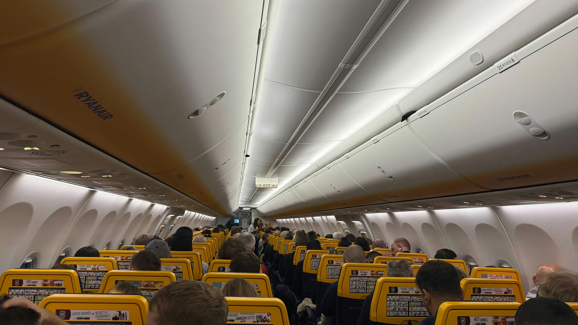 Innenansicht eines Passagierflugzeugs mit vielen Reisenden