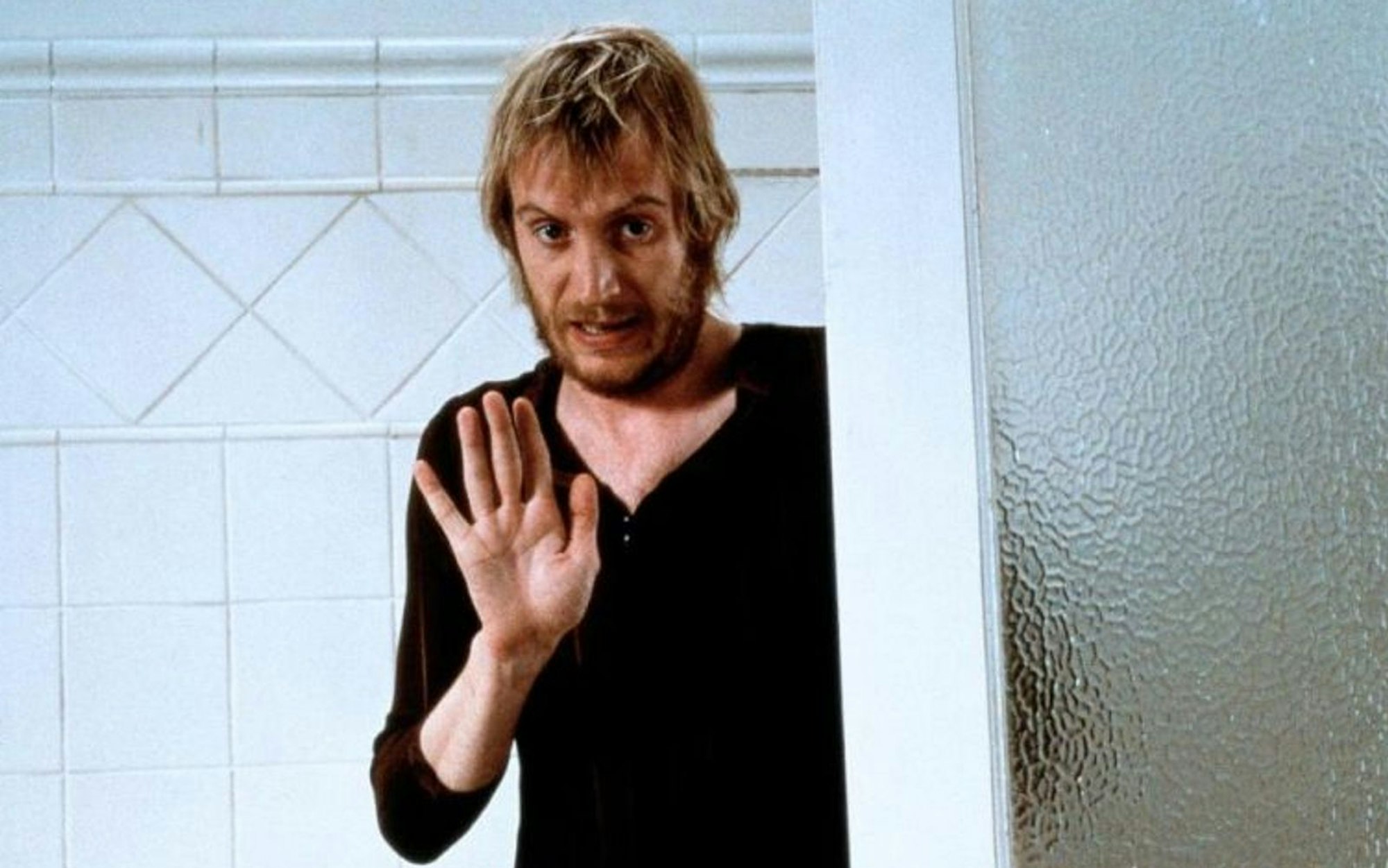 Spike (Rhys Ifans) ist Williams WG-Genosse des Grauens. (Bild: Universal Pictures)