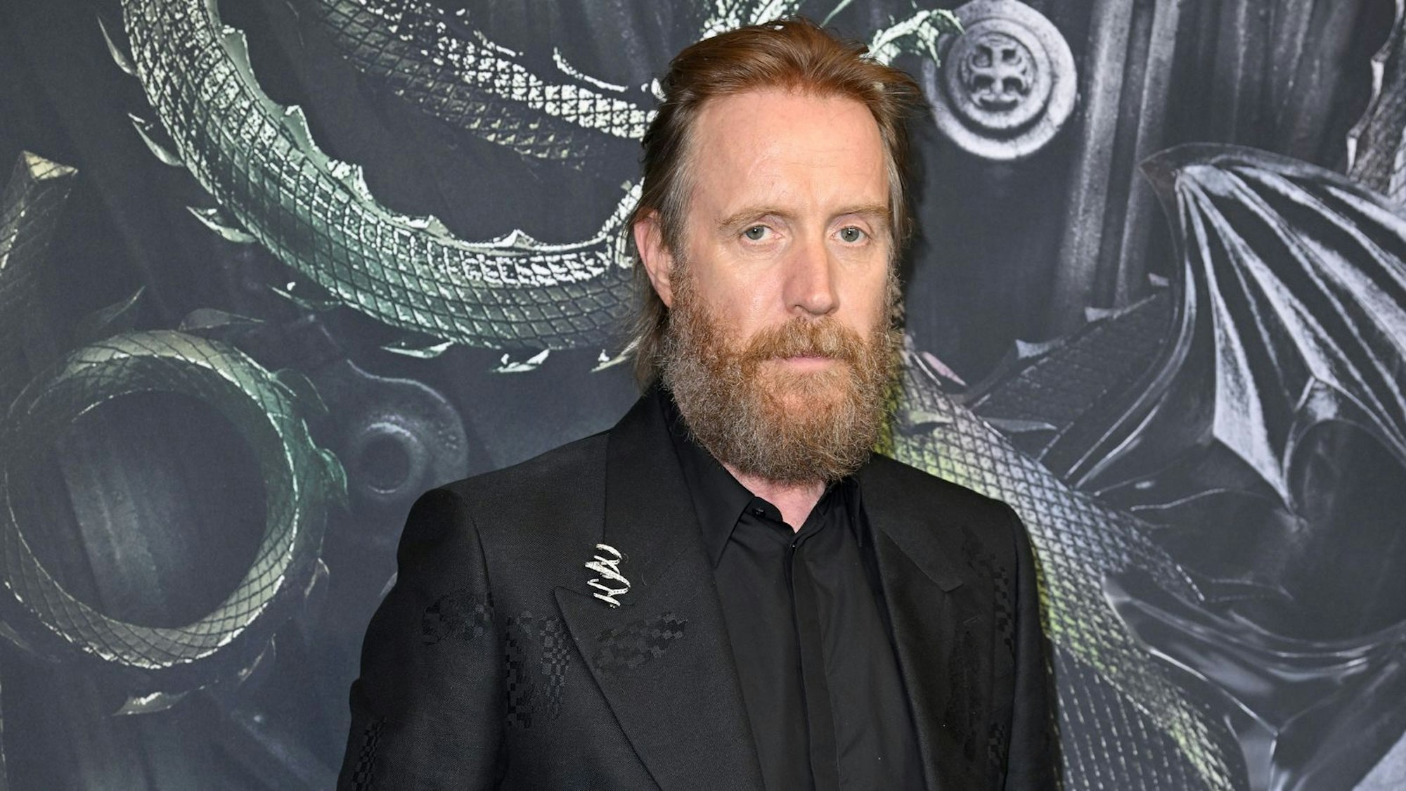 An „Spike“ erinnert Rhys Ifans Look heute nicht mehr. Der mittlerweile 58-Jährige trägt mittlerweile mehr Bart und dunklere Haare. (Bild: Kristy Sparow/Getty Images)