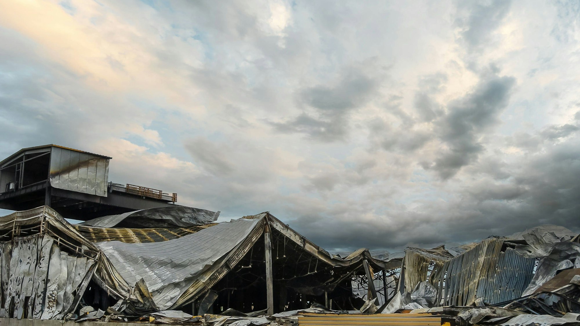 Zerstörtes Gebäude unter bewölktem Himmel
