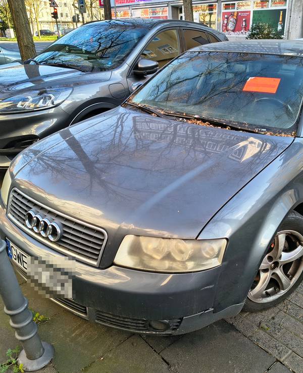 Der Schrott-Audi mit polnischem Kennzeichen steht in Köln-Riehl.