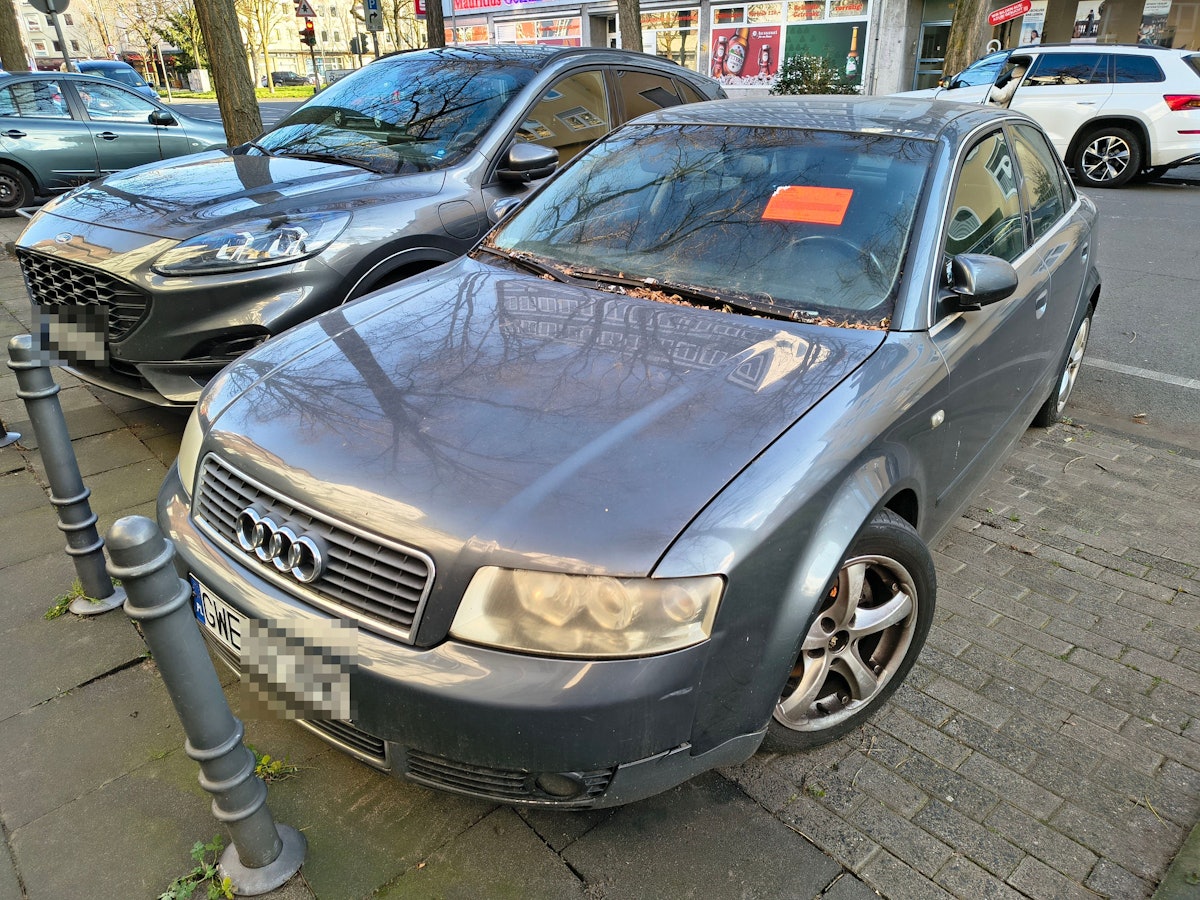 Der Schrott-Audi mit polnischem Kennzeichen steht in Köln-Riehl.