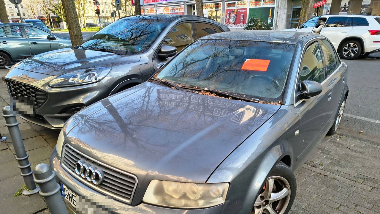 Der Schrott-Audi mit polnischem Kennzeichen steht in Köln-Riehl.