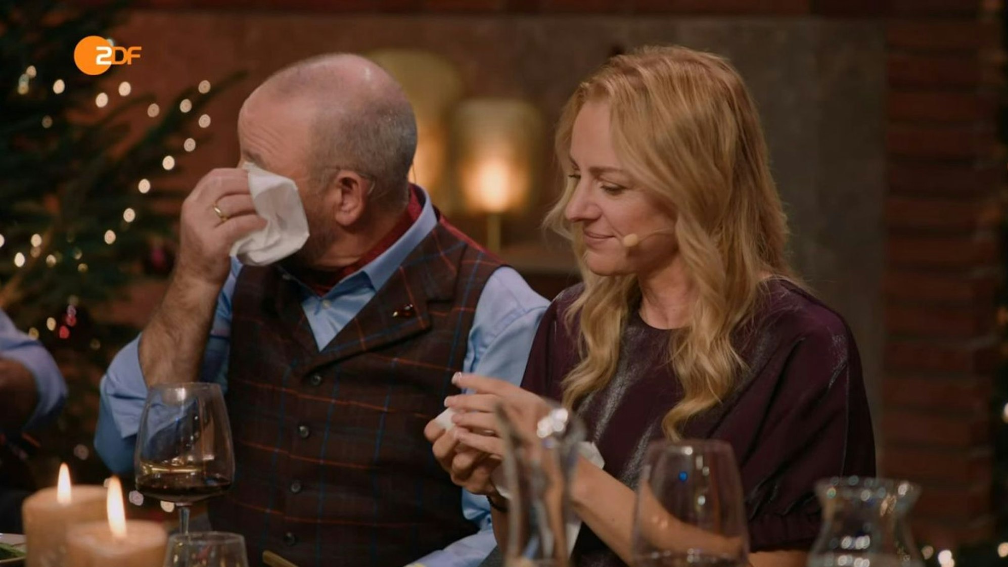 Für Annika Raßbach ist es das erste „Bares für Rares“-Weihnachtsfest. Beim Rückblick auf ihre Anfänge als Expertin kommen auch Horst Lichter die Tränen. (Bild: ZDF)