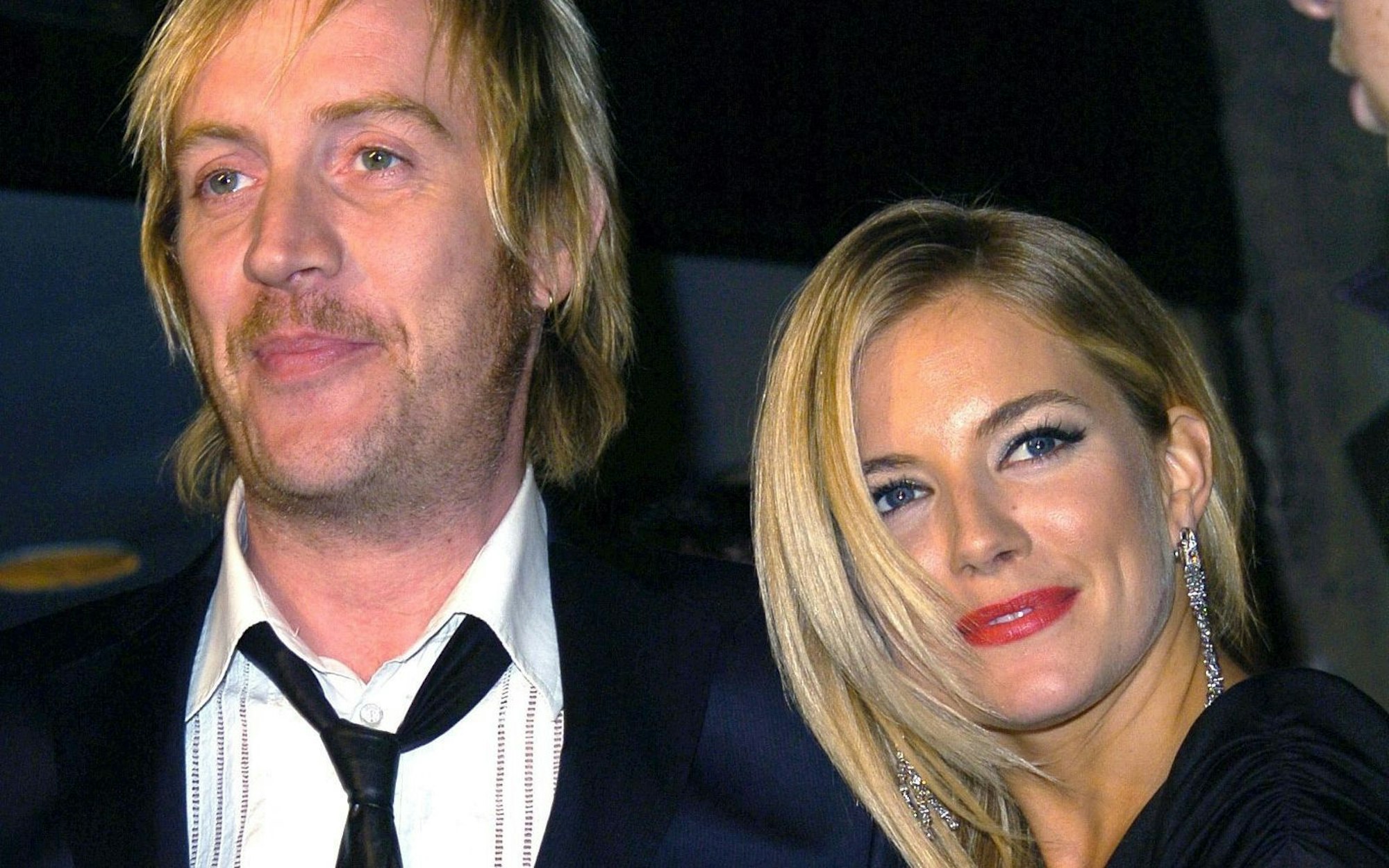Schauspielerin und Model Sienna Miller und Rhys Ifans (50) waren 2008 ein Paar und sogar verlobt. (Bild: Stuart Wilson / Getty Images)