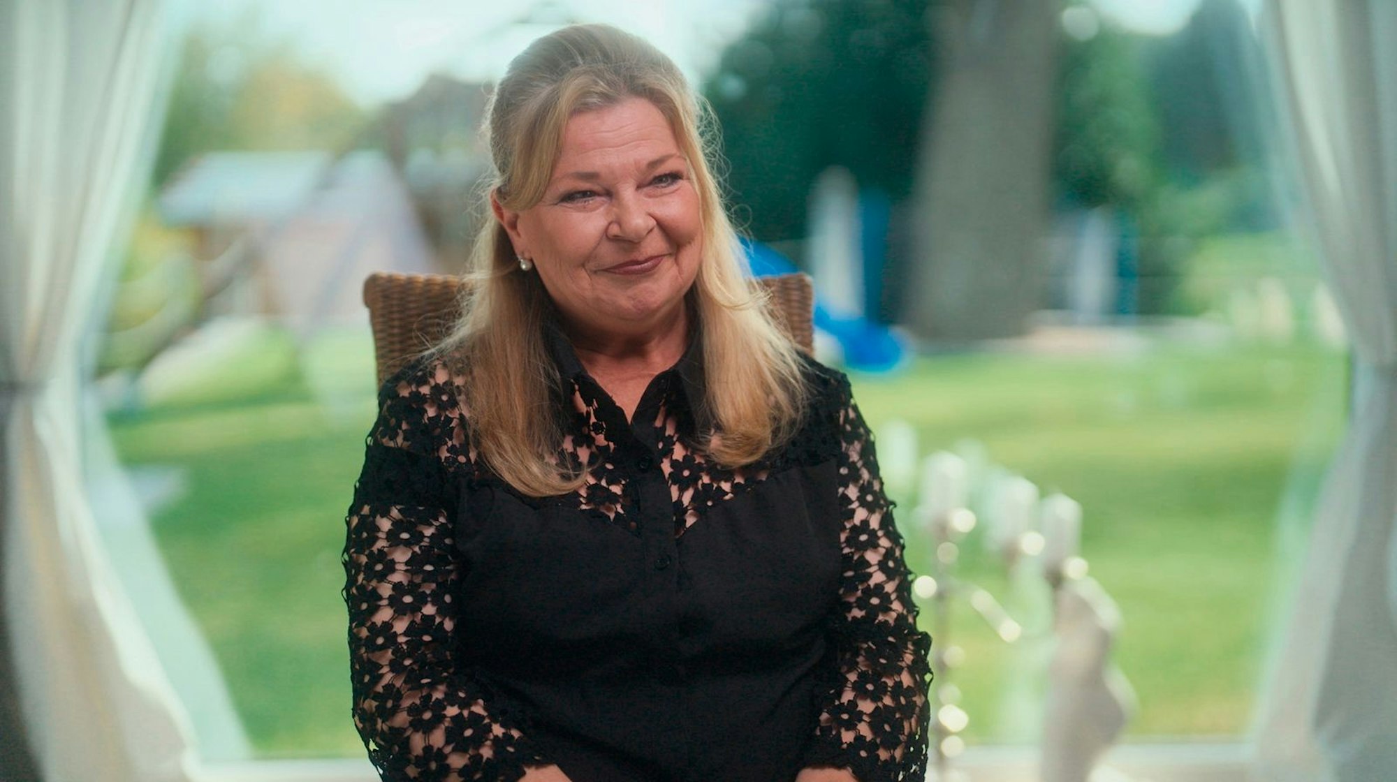 Katja Bogdanski erinnert sich in der ARD-Doku „Loriot 100“. Sie verkörperte in „Weihnachten bei den Hoppenstedts“ das Kind Dicki. (Bild: SWR / Florianfilm GmbH)