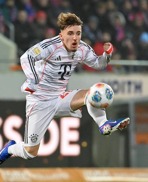 Lennart Karl springt hoch und nimmt den Ball an.