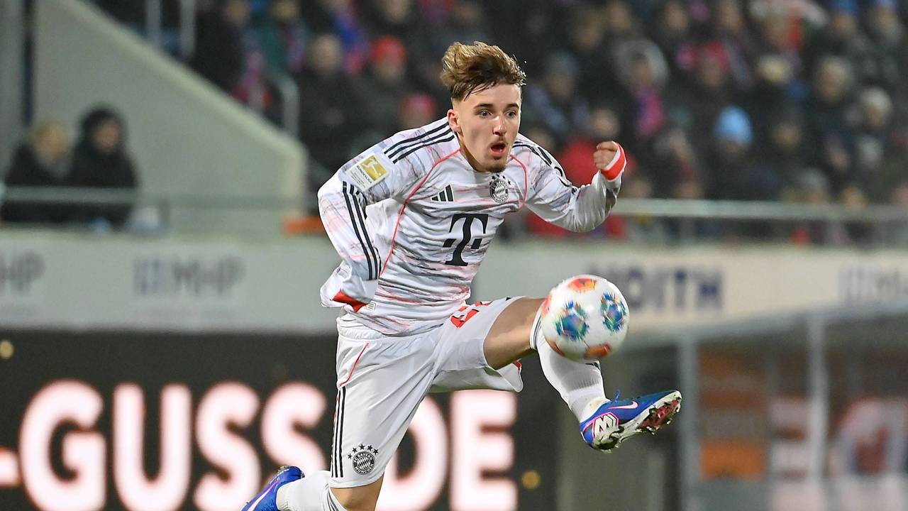 Lennart Karl springt hoch und nimmt den Ball an.