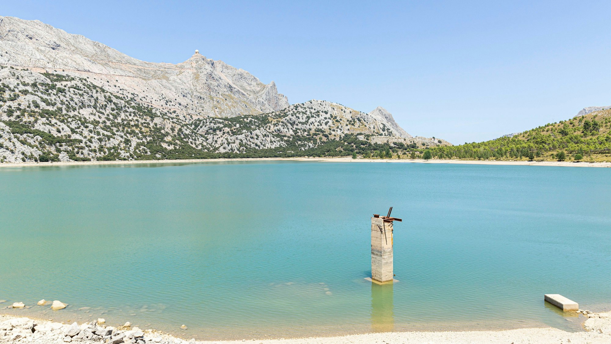 Gebirgslandschaft mit See unter blauem Himmel