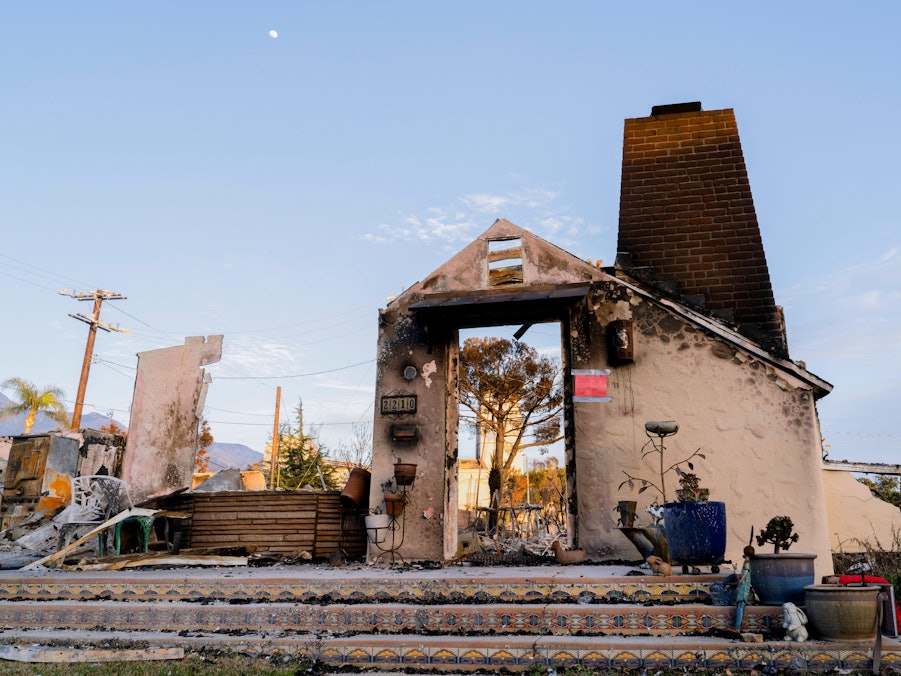 Zerstörtes Haus nach einem Feuer