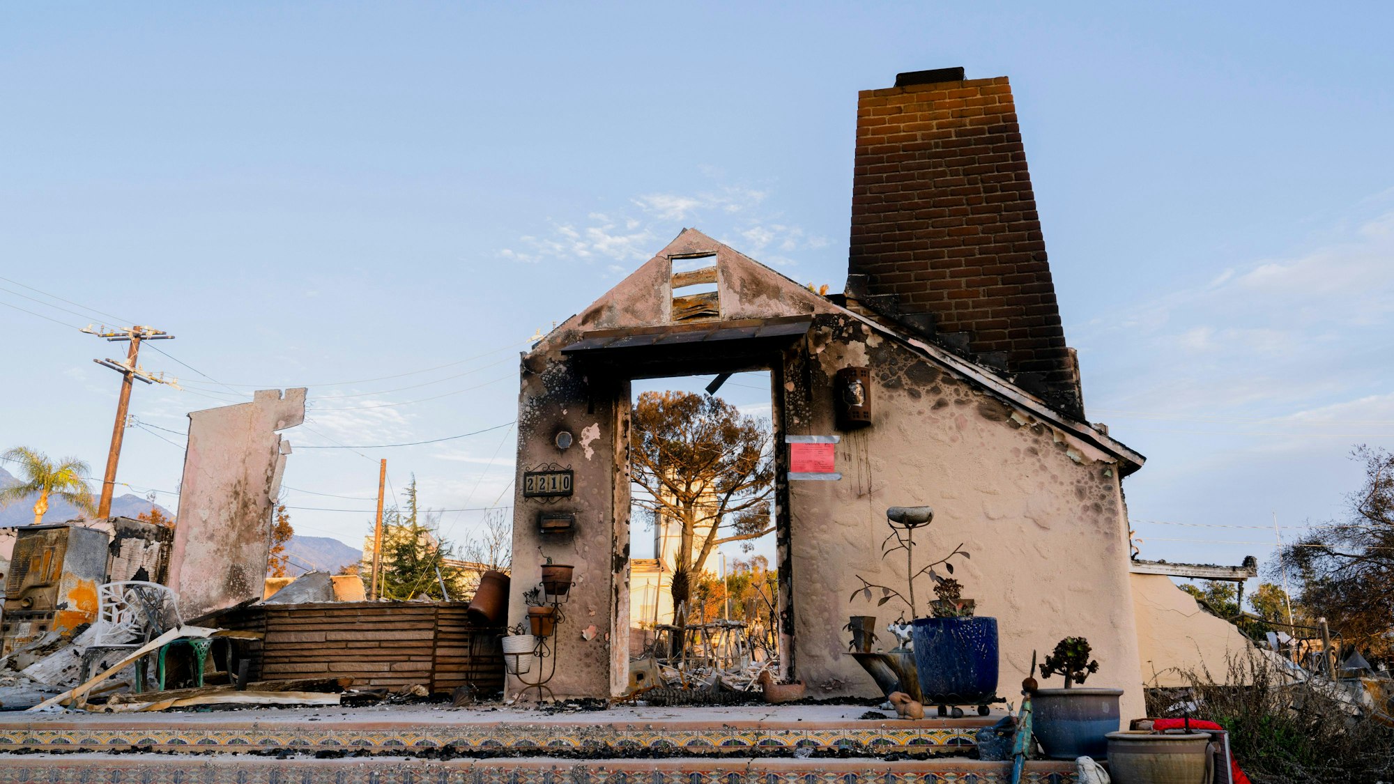 Zerstörtes Haus nach einem Feuer