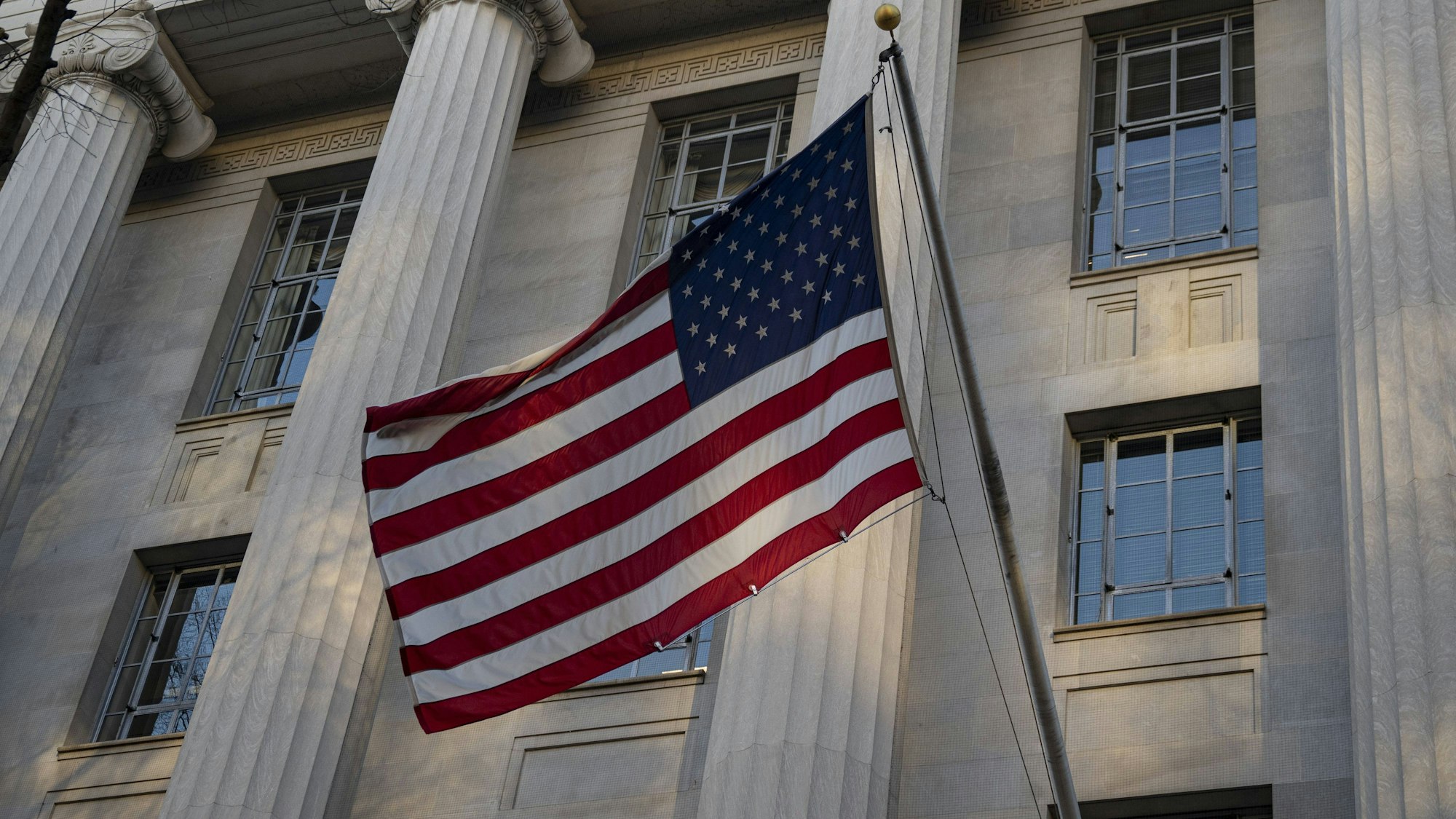 Gebäude mit Säulen und amerikanischer Flagge