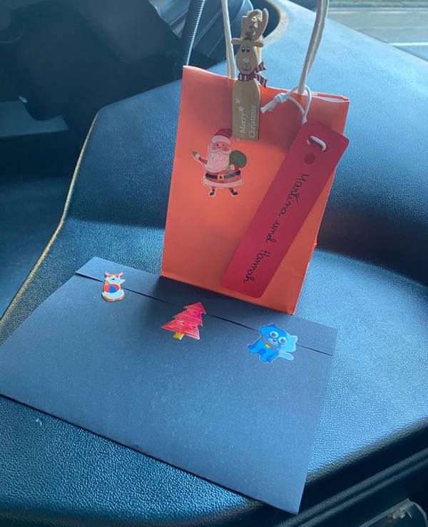Dieses Weihnachtsgeschenk wurde im KVB-Bus der Linie 142 vergessen.
