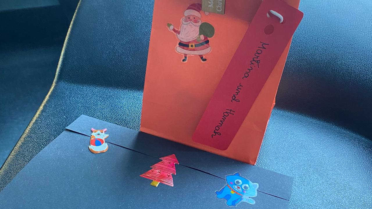 Dieses Weihnachtsgeschenk wurde im KVB-Bus der Linie 142 vergessen.