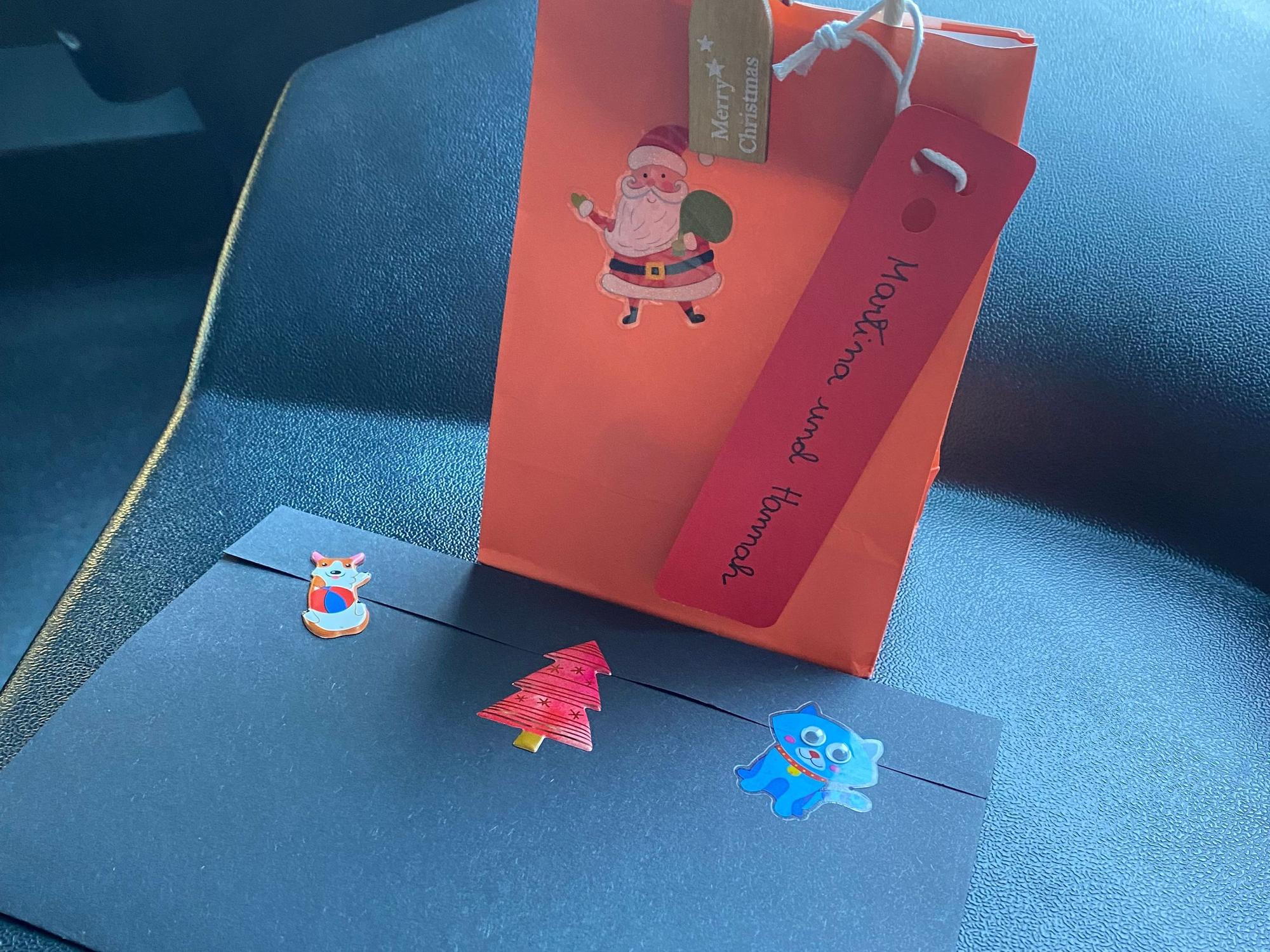 Dieses Weihnachtsgeschenk wurde im KVB-Bus der Linie 142 vergessen.