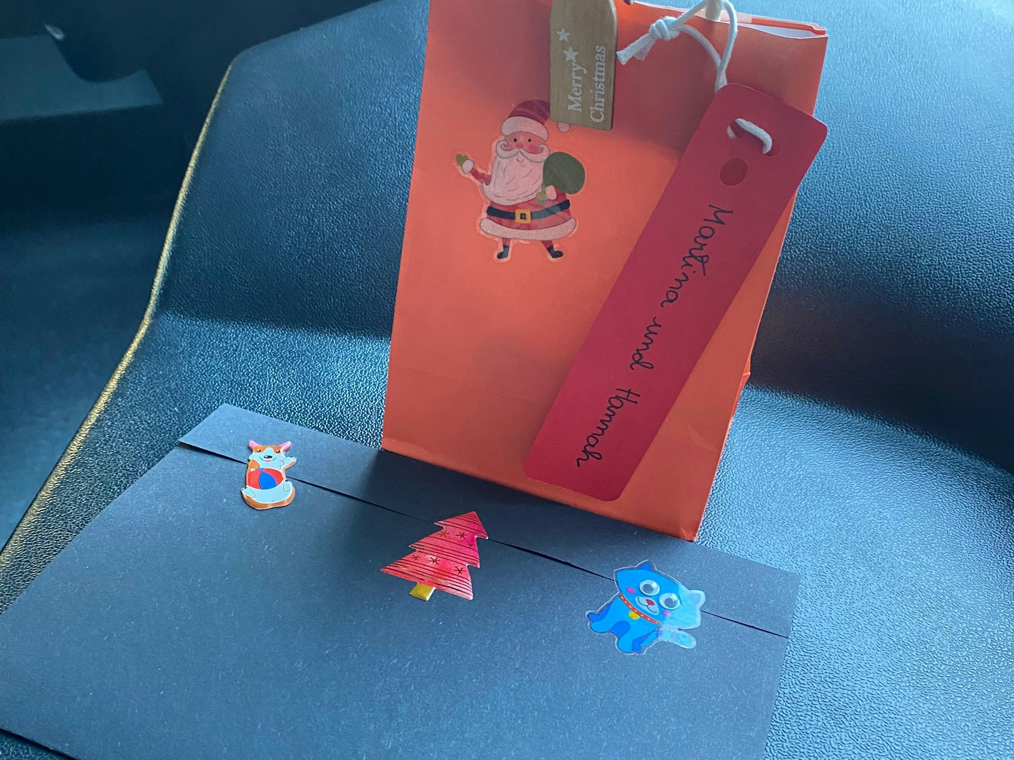 Dieses Weihnachtsgeschenk wurde im KVB-Bus der Linie 142 vergessen.