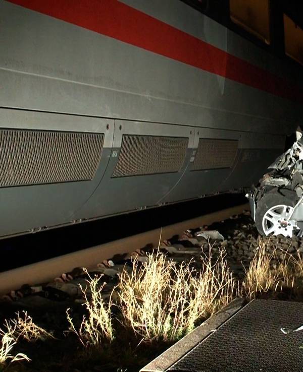 Ein Auto wurde von einem ICE an einem Bahnübergang erfasst. Der Fahrer soll versucht haben, eine Halbschranke zu umfahren.