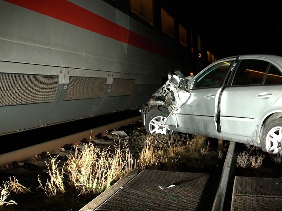 Ein Auto wurde von einem ICE an einem Bahnübergang erfasst. Der Fahrer soll versucht haben, eine Halbschranke zu umfahren.