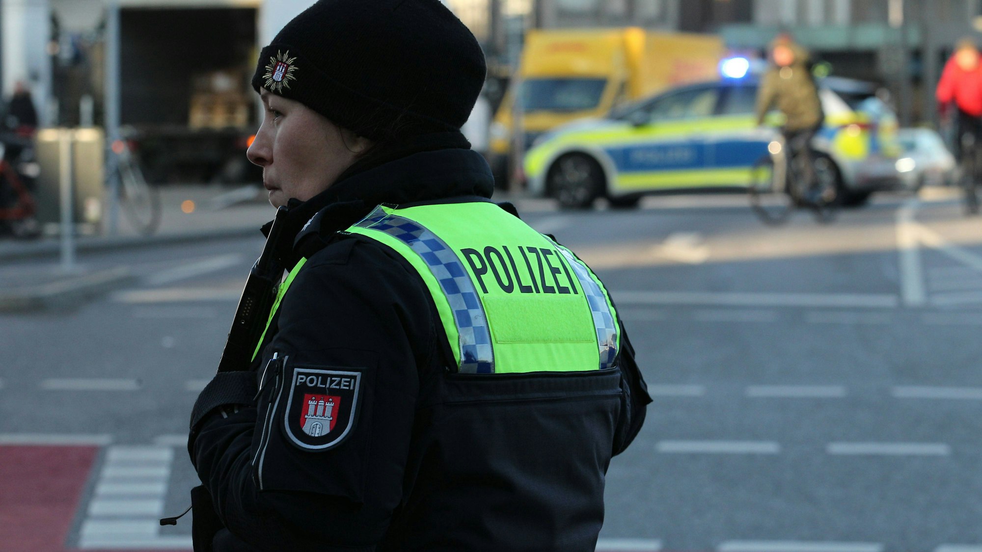 Polizistin im Dienst auf der Straße