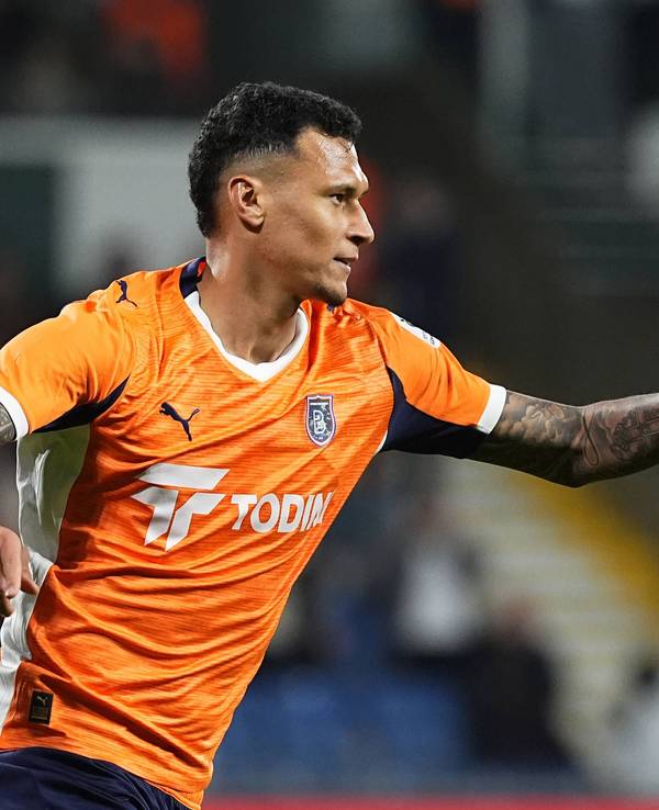 Davie Selke steht für Basaksehir Istanbul auf dem Platz.