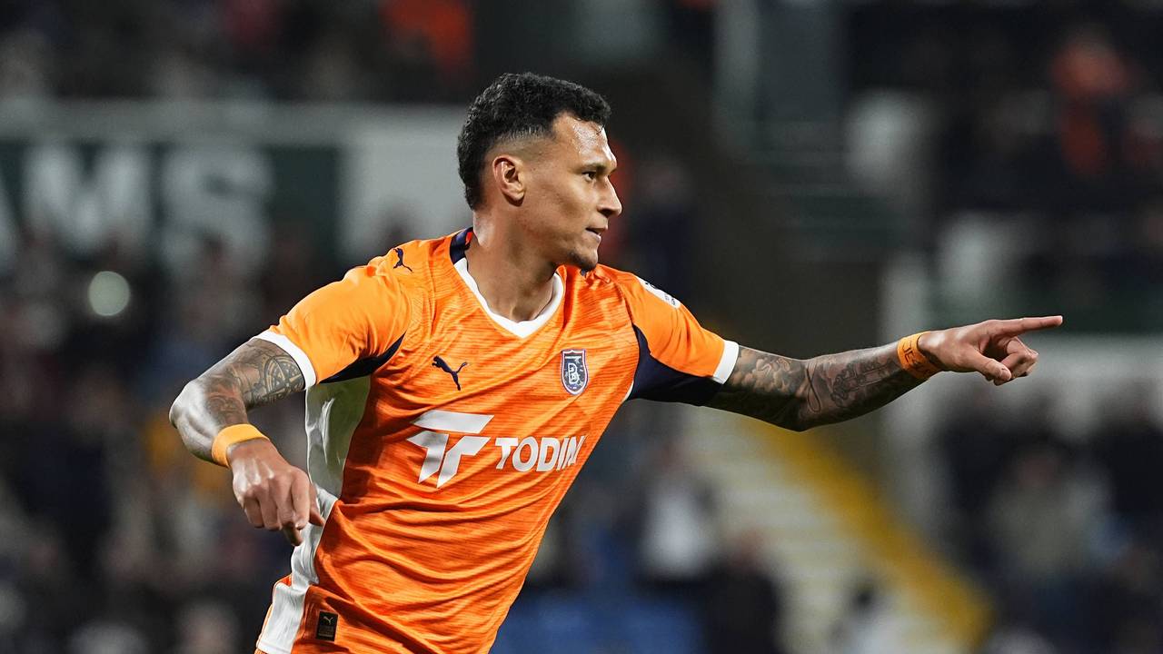 Davie Selke steht für Basaksehir Istanbul auf dem Platz.