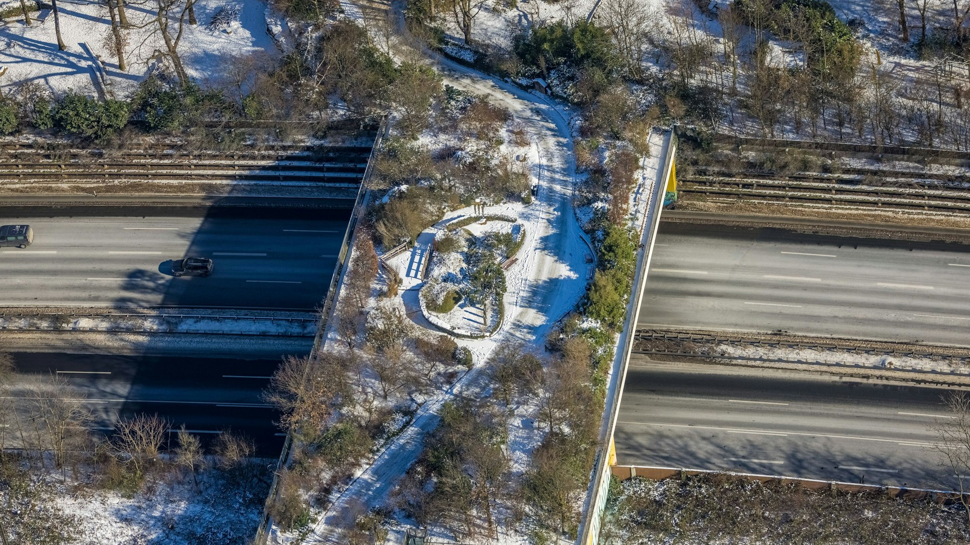 Grünbrücke über Autobahn im Schnee