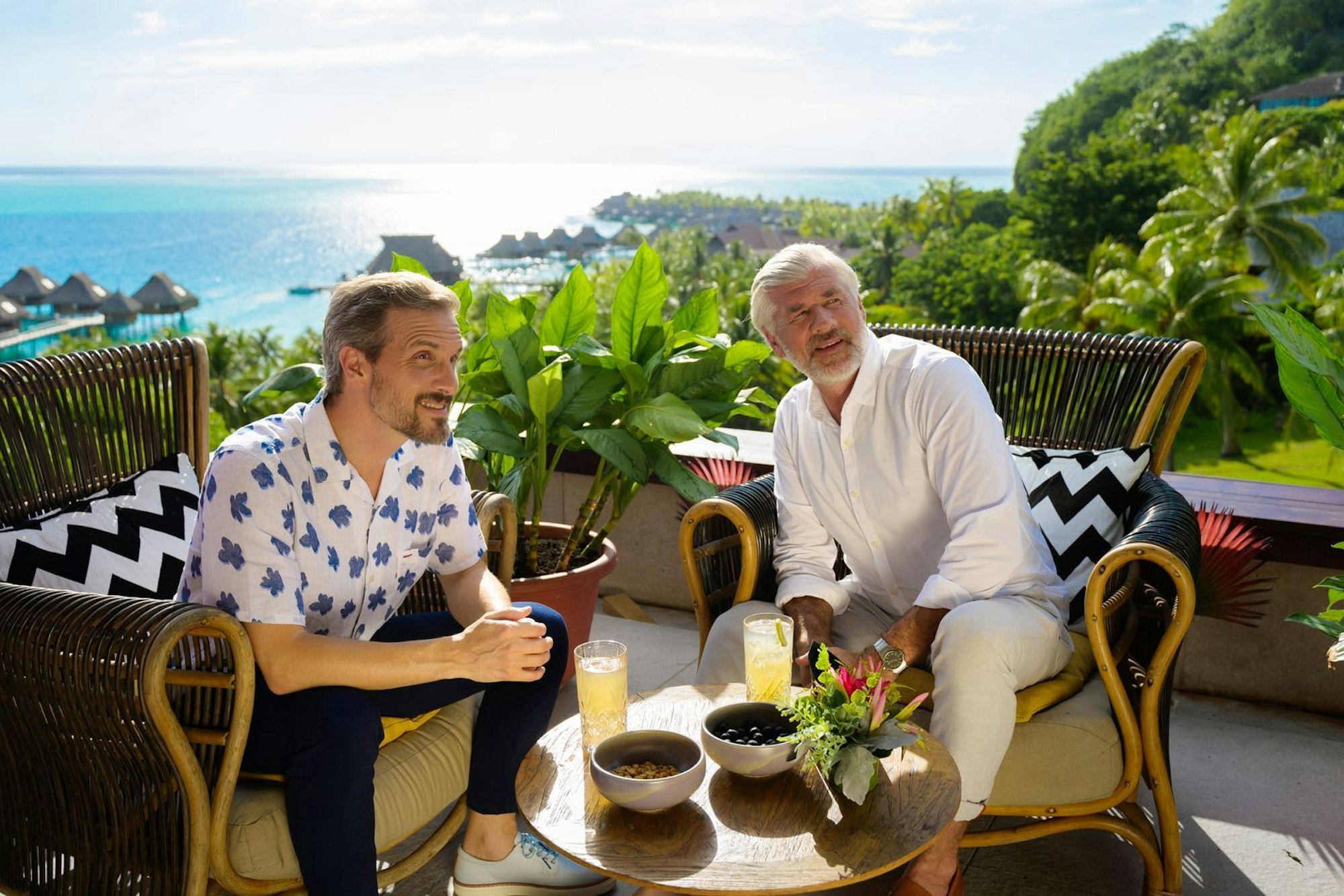 Paul Richter (Thaddäus Meilinger, links) ist nervös: Seine Freundin Elsa möchte ihm auf Bora Bora ihre 18-jährige Tochter Nora vorstellen. Wie wird sie reagieren? Staff-Kapitän Martin Grimm (Daniel Morgenroth) hat wie immer kluge Ratschläge im Ärmel. (Bild: ZDF/Dirk Bartling)