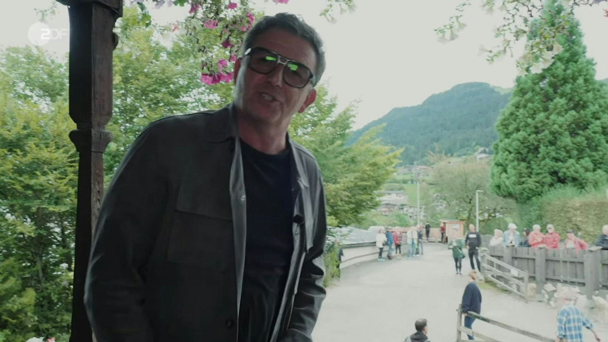 Hans Sigl nimmt sich in den Drehpausen Zeit für die Fans, die vor dem „Bergdoktor“-Haus warten. (Bild: ZDF)