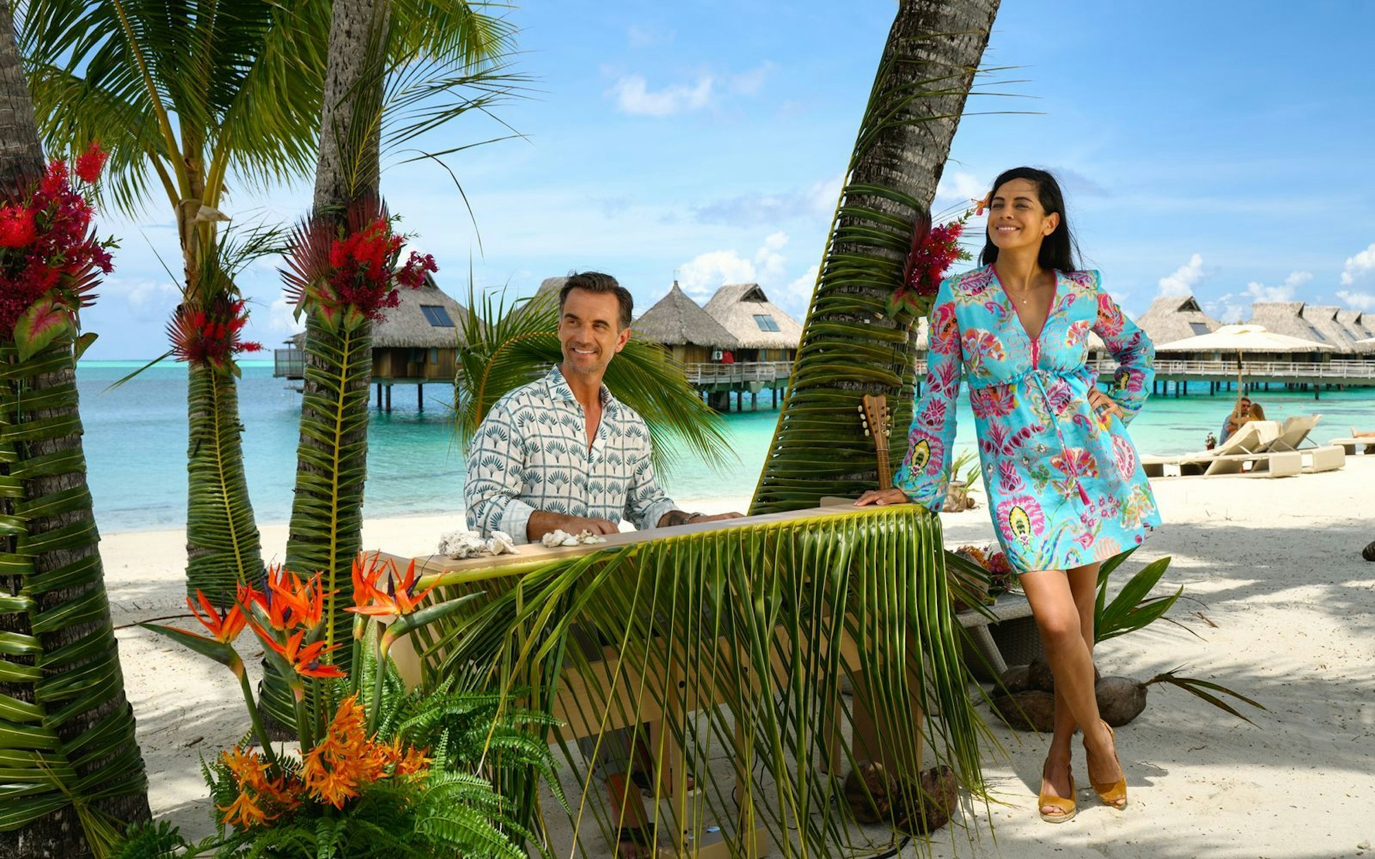 Ganz zufällig steht ein Klavier am Strand von Bora Bora. Da möchte Schiffsärztin Dr. Jessica Delgado (Collien Fernandes) natürlich gerne hören, was Kapitän Max Parger (Florian Silbereisen) an den Tasten so drauf hat. (Bild: ZDF/Dirk Bartling)