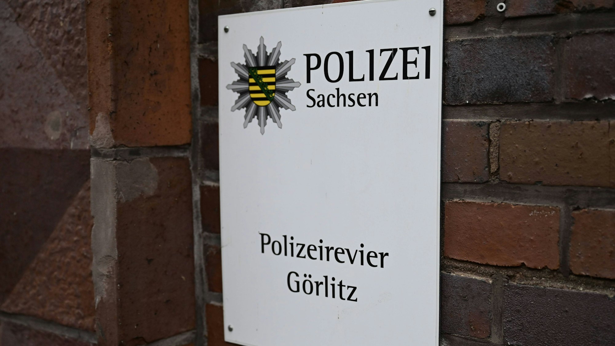 Polizei-Schild an einem Gebäude