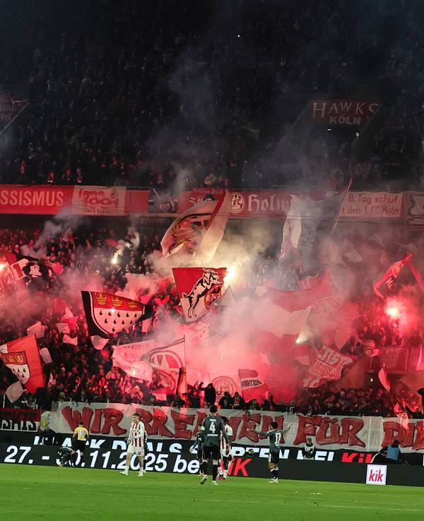 Die FC-Fans zünden bei einem Spiel Pyrotechnik.