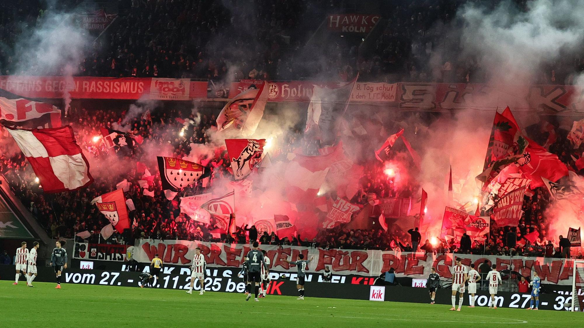 Die FC-Fans zünden bei einem Spiel Pyrotechnik.