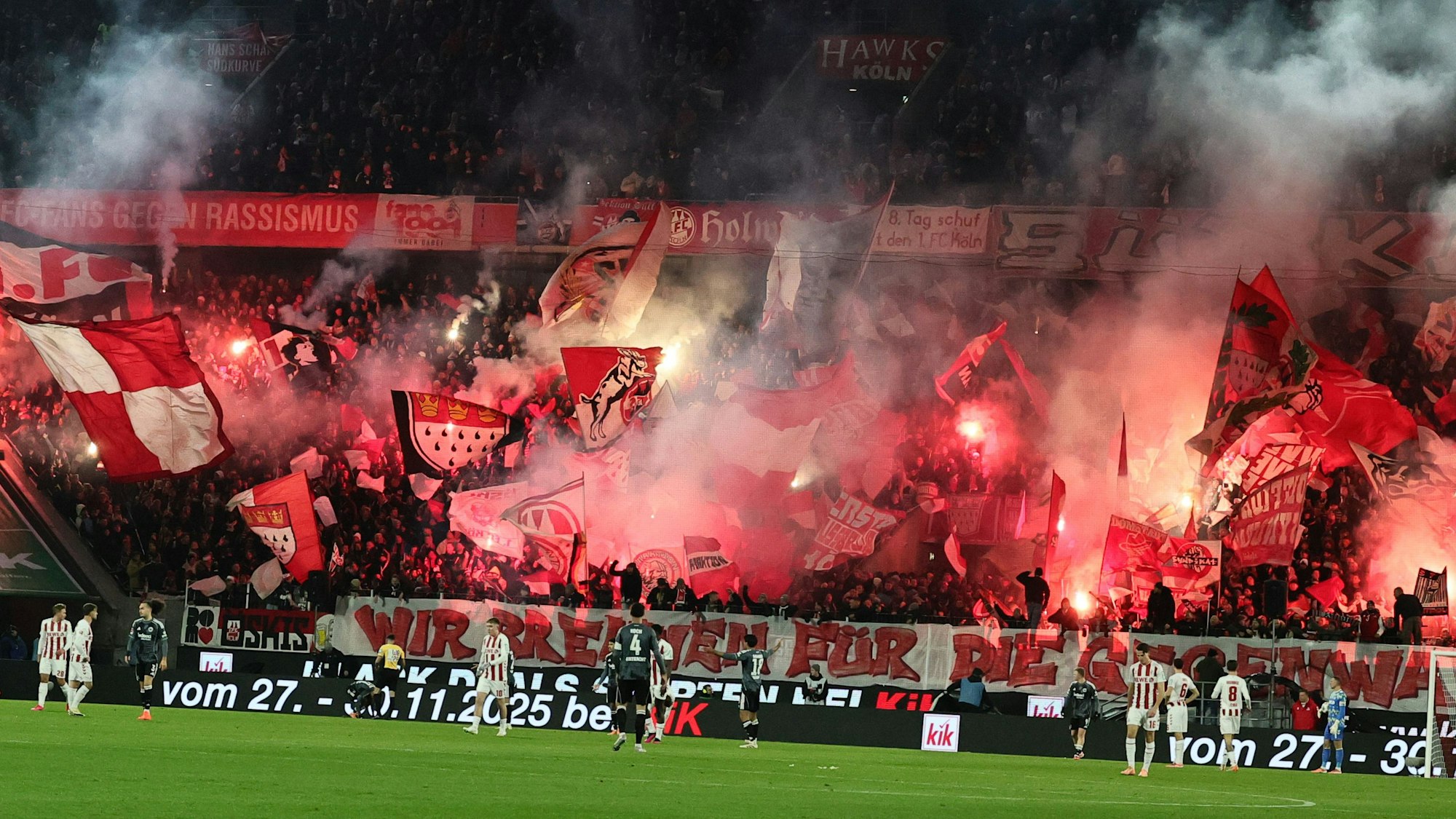 Die FC-Fans zünden bei einem Spiel Pyrotechnik.