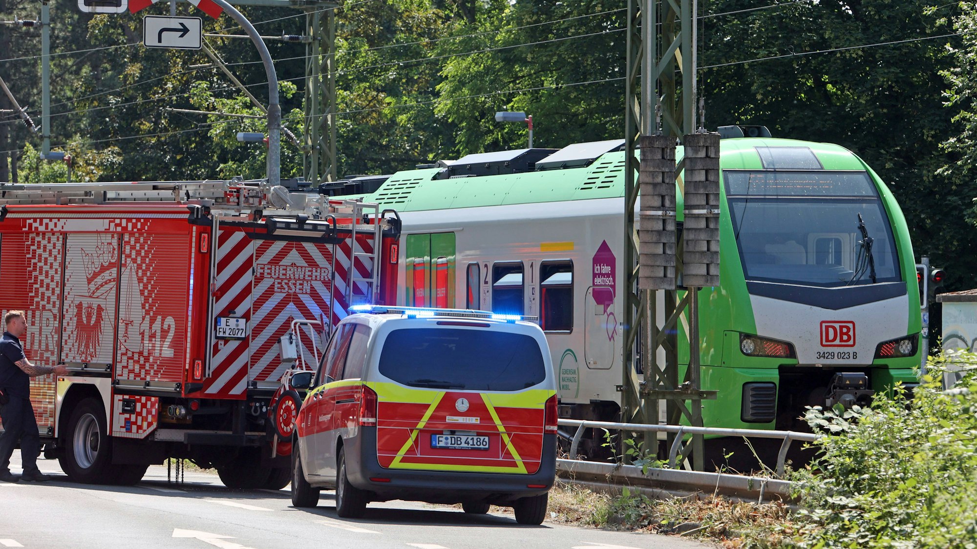 Zugunfall an einem Bahnübergang mit Einsatzfahrzeugen