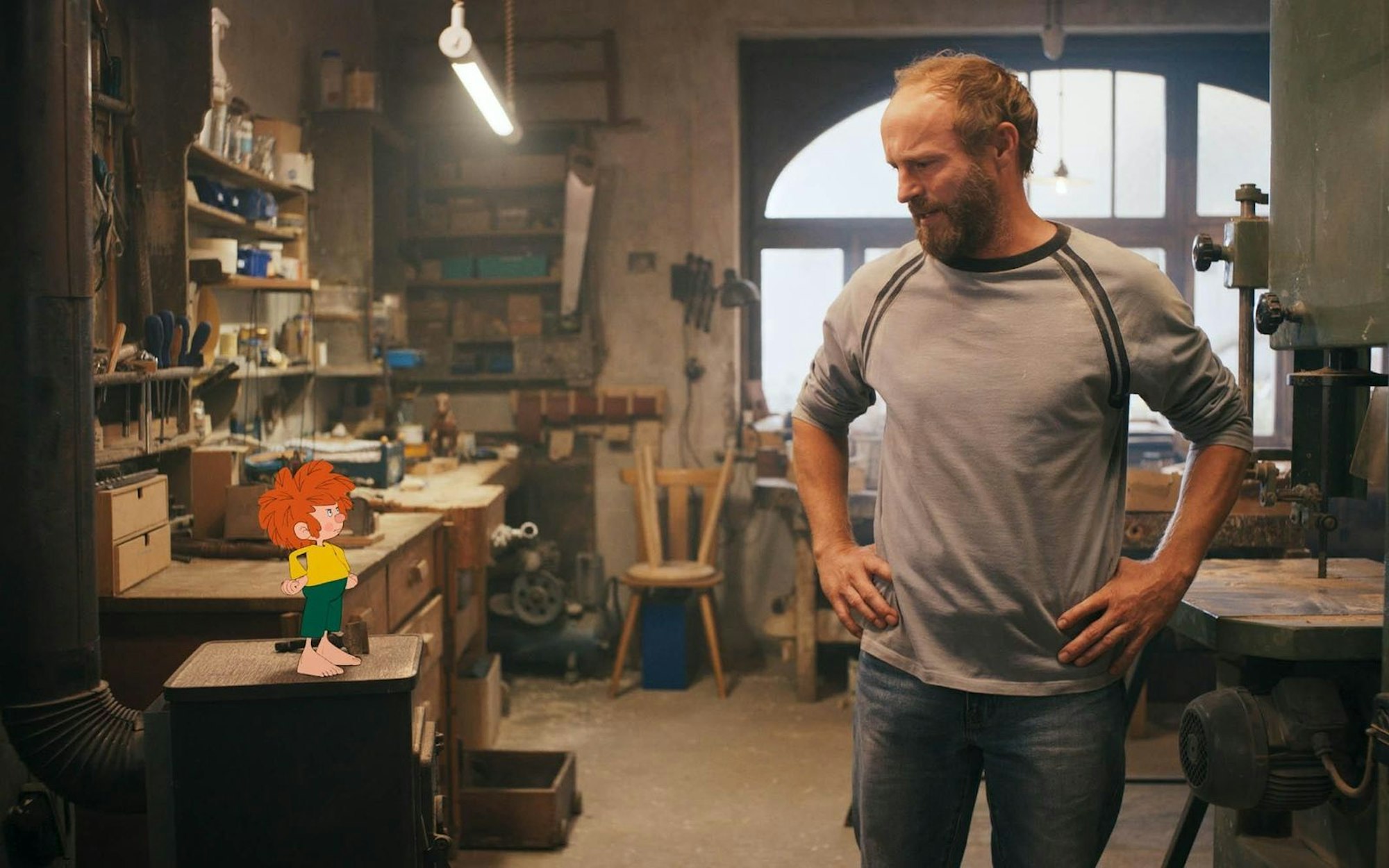 Als Schreiner Florian Eder kümmert sich Schauspieler Florian Brückner weiterhin um den Pumuckl. (Bild: RTL / NEUESUPER)