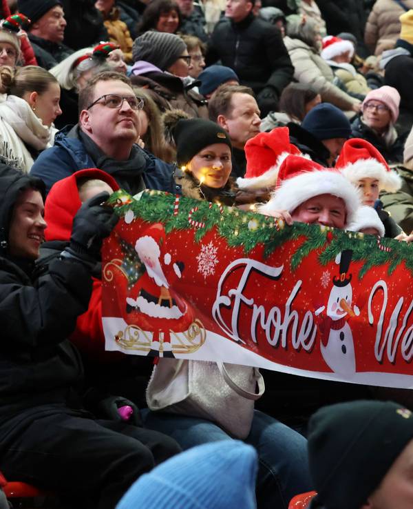 23.12.2025
Köln: Mitsingkonzert. Loss mer Weihnachtsleeder singe im Rheinenergie Stadion. Foto: Martina Goyert