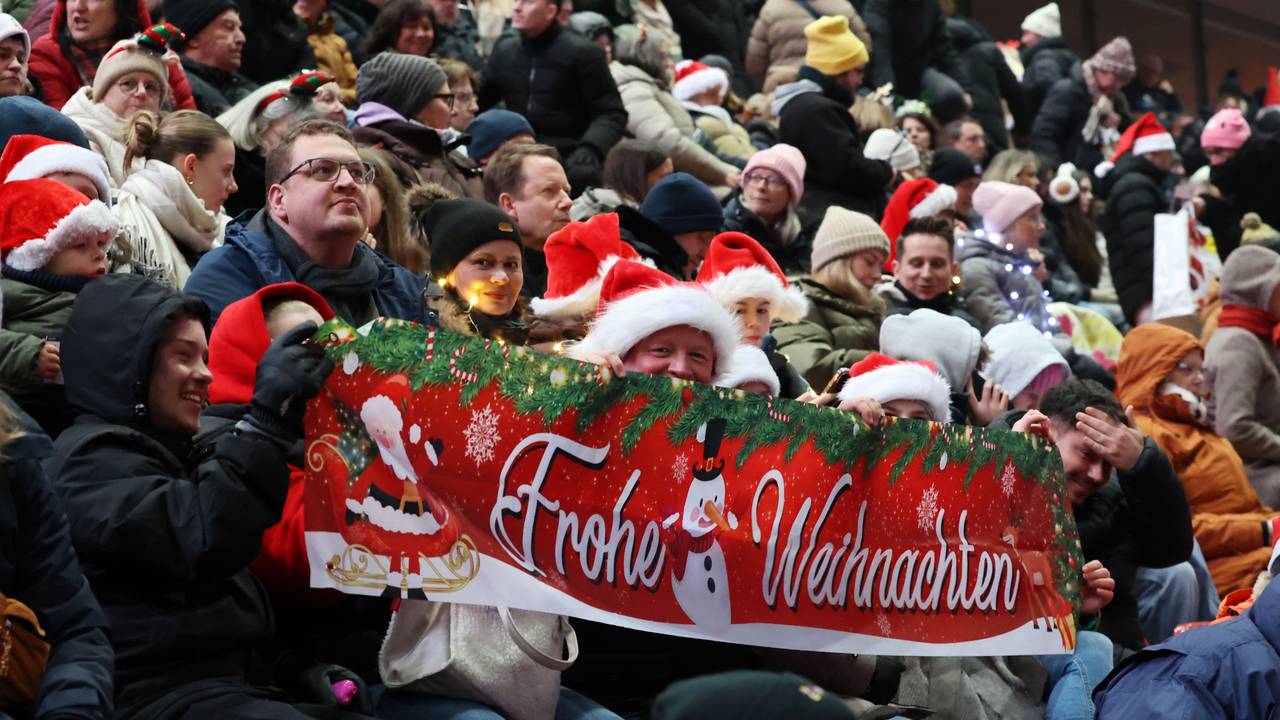 23.12.2025
Köln: Mitsingkonzert. Loss mer Weihnachtsleeder singe im Rheinenergie Stadion. Foto: Martina Goyert