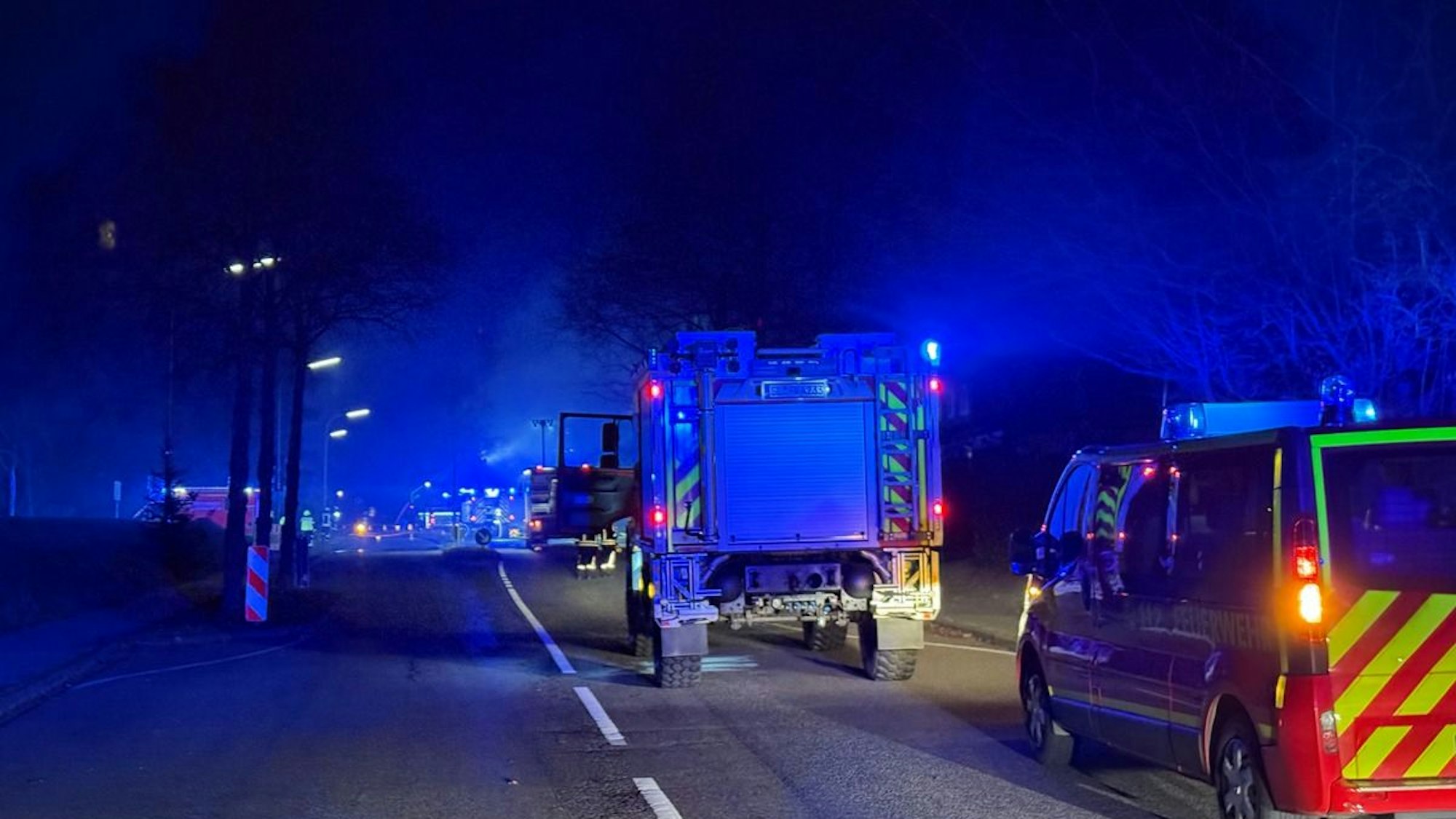 Das vom Brand betroffene Wohnhaus in Leichlingen, aus dem Rauch aufsteigt.